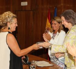 Doña Sofía entrega el premio en la categoría de "Nutrición", concedido a Ucalsa (Unión Castellana de Alimentación), a la directora general d