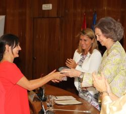Doña Sofía entrega el premio en la categoría de "Belleza“, concedido a Weleda, a la directora de Marketing de Weleda, María Garnica