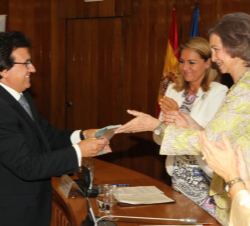 Doña Sofía entrega el premio en la categoría de "Turismo y Ocio", concedido a Club de Vacaciones, al director general comercial de Club de V