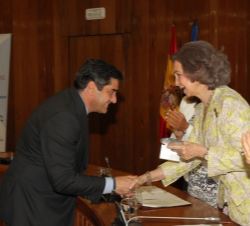 Doña Sofía entrega el premio en la categoría de "Iniciativa Pública en Envejecimiento Activo", concedido al Servicio de teleasistencia de Ca