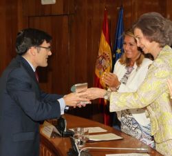 Doña Sofía entrega el premio a la "Entidad del Año", concedido a Ilunion, al presidente de Ilunion, Alberto Durán