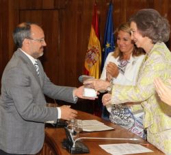 Doña Sofía entrega el premio a la "Iniciativa Pública en Atención Sociosanitaria", concedido a la Universidad de Santiago de Compostela, al 