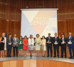 Doña Sofía, la secretaria de Estado de Servicios Sociales e Igualdad y la presidenta del Grupo Senda, con los premiados