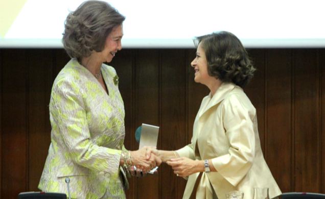 Su Majestad la Reina Doña Sofía recibe el "Premio Sénior de Honor" de manos de la presidenta del Grupo Senda, Matilde Pelegrí.