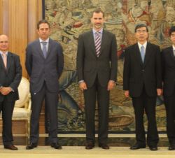 El Rey, con el presidente del Banco Asiático de Desarrollo, el secretario de Estado de Economía y Apoyo a la Empresa, el director general del Banco As