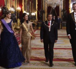 Sus Majestades los Reyes y el Presidente de Perú y su esposa, tras los saludos a las autoridades e invitados, se dirigen al Comedor de Gala