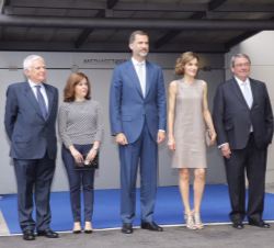 Sus Majestades los Reyes junto a la vicepresidenta del Gobierno, Soraya Sáenz de Santamaría; Alejandro Echevarría y Paolo Vasile, presidente y conseje