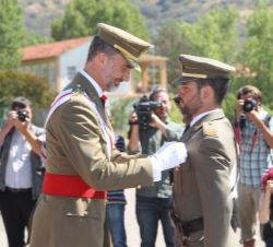Su Majestad el Rey condecora al número uno de la XL Promoción, el sargento Víctor Manuel Varela Megido