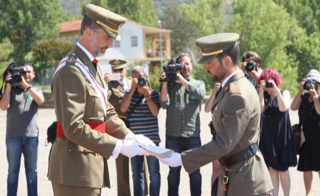 Su Majestad el Rey entrega el despacho al número uno de la XL Promoción, el sargento Víctor Manuel Varela Megido