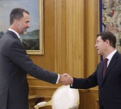 Su Majestad el Rey recibe el saludo del presidente de la Junta de Comunidades de Castilla-La Mancha, Emiliano García-Page