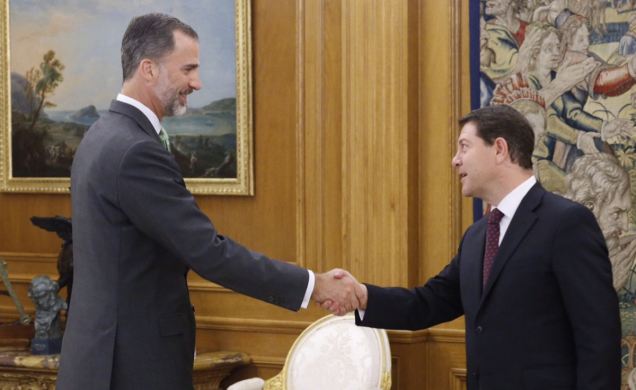 Su Majestad el Rey recibe el saludo del presidente de la Junta de Comunidades de Castilla-La Mancha, Emiliano García-Page