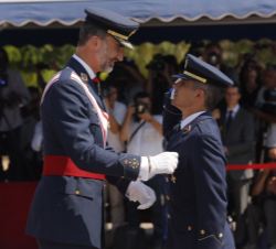 Su Majestad el Rey condecora al número 1 de la LXVI Promoción del Cuerpo General, teniente José Abel Marín Rodríguez