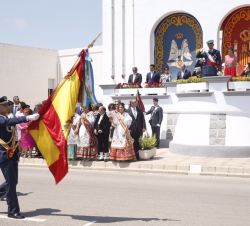 Sus Majestades los Reyes saludan el paso de la enseña nacional durante el desfile del escuadrón de alumnos