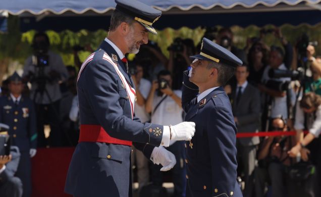 Su Majestad el Rey condecora al número 1 de la LXVI Promoción del Cuerpo General, teniente José Abel Marín Rodríguez