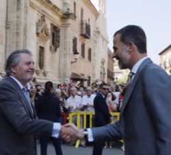 Don Felipe recibe el saludo del ministro de Educación, Cultura y Deporte, Íñigo Méndez de Vigo, a su llegada a la Universidad de Alcalá