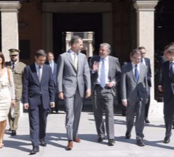 Su Majestad le Rey acompañado por las autoridades presentes en el acto accede a la Universidad de Alcalá