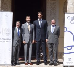 Su Majestad el Rey acompañado del premiado, Pau Gasol, el ministro de Educación, Cultura y Deporte, Íñigo Méndez de Vigo, y del rector Magnífico de la