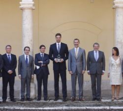 Don Felipe acompañado por el premiado, Pau Gasol, y de las autoridades asistentes al acto