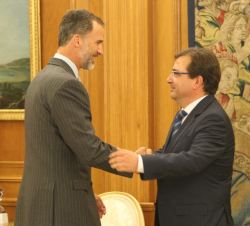 Su Majestad el Rey recibe el saludo del presidente del la Junta de Extremadura, Guillermo Fernández Vara