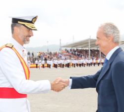 Su Majestad el Rey recibe el saludo del ministro de Defensa, Pedro Morenés Eulate