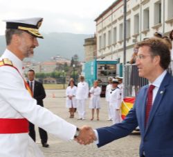 Don Felipe recibe el saludo del presidente de la Xunta de Galicia, Alberto Núñez Feijoo