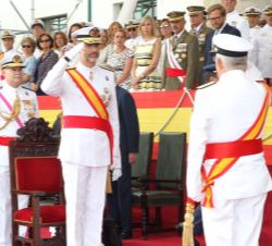 El almirante jefe de Estado Mayor de la Armada solicita permiso a Su Majestad el Rey para iniciar los actos