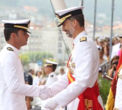 Don Felipe en la entrega del Despacho, como número Uno del Cuerpo General de la Armada, al alférez de Navío, Santiago González-Aller Rodríguez