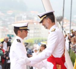 Su Majestad el Rey entrega el Despacho, como número Uno de Infantería de Marina, al teniente, Daniel Miguel Sáiz Oñate