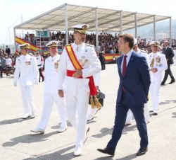 Don Felipe conversa con el presidente de la Xunta de Galicia a la finalización de los actos militares