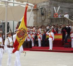 Su Majestad el Rey durante el desfile militar que da fin al acto