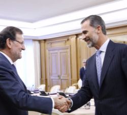 Don Felipe recibe el saludo del presidente del Gobierno, Mariano Rajoy