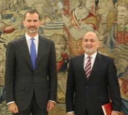 Su Majestad el Rey con el presidente del Tribunal Constitucional, Francisco Pérez de los Cobos