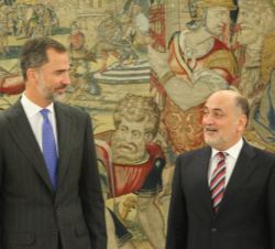 Don Felipe conversa con el presidente del Tribunal Constitucional, Francisco Pérez de los Cobos