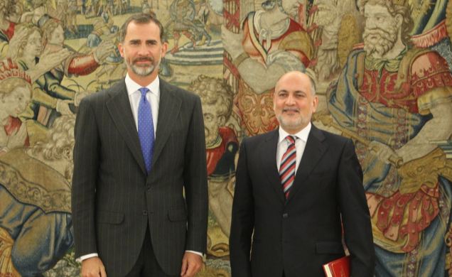 Su Majestad el Rey con el presidente del Tribunal Constitucional, Francisco Pérez de los Cobos