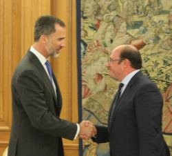 Su Majestad el Rey recibe el saludo del presidente de la Región de Murcia, Pedro Antonio Sánchez