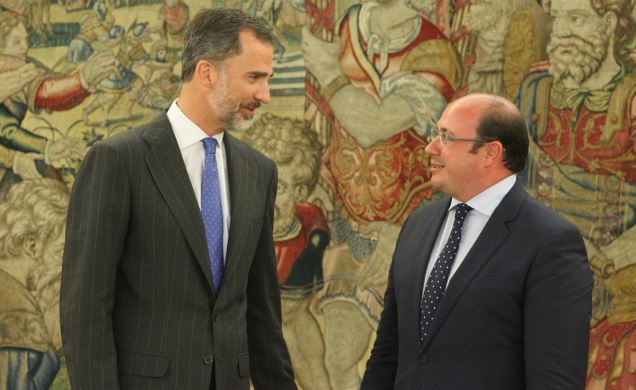Don Felipe conversa con el presidente de la Región de Murcia, Pedro Antonio Sánchez