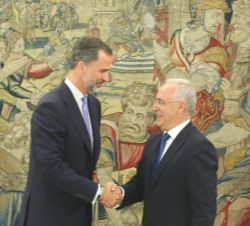 Don Felipe recibe el saludo del presidente de la Comunidad Autónoma e La Rioja