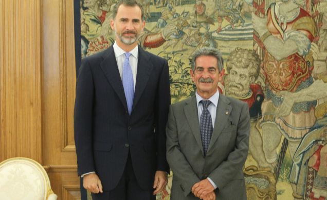 Don Felipe, junto al Presidente de la Comunidad Autónoma de Cantabria, Miguel Ángel Revilla Roiz