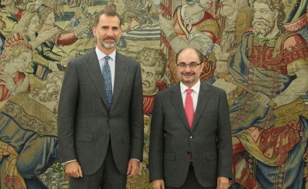 Don Felipe, con el presidente de Aragón, Francisco Javier Lambán Montañés