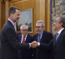 Su Majestad el Rey recibe el saludo del presidente de la Confederación Española de Organizaciones Empresariales (CEOE), Juan Rosell Lastortras