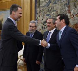 Su Majestad el Rey recibe el saludo del presidente de la Confederación Española de la Pequeña y Mediana Empresa (CEPYME), Antonio Garamendi Lecanda