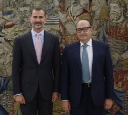 Su Majestad el Rey con el presidente del Tribunal de Cuentas, Ramón Álvarez de Miranda
