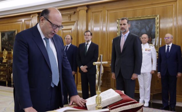 El presidente del Tribunal de Cuentas, Ramón Álvarez de Miranda, promete su cargo ante Su Majestad el Rey