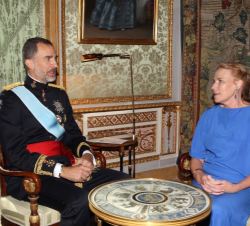 Don Felipe conversa con la nueva embajadora de Australia en España, Virginia Jane Greville