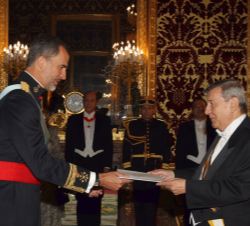 Su Majestad el Rey recibe las Cartas Credenciales del nuevo embajador de Perú en España, Rafael Roncagliolo Orbegoso