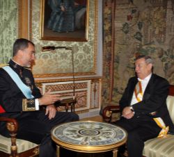 Don Felipe conversa con el nuevo embajador de Perú en España, Rafael Roncagliolo Orbegoso