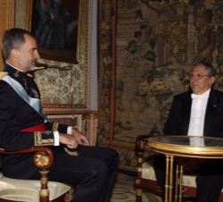 Don Felipe conversa con el nuevo embajador de El Salvador en España, Jorge Alberto Palencia Mena