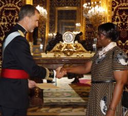 Su Majestad el Rey recibe las Cartas Credenciales de la nueva embajadora de Zimbabwe en España, Rudo Mabel Chitiga