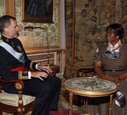Don Felipe conversa con la nueva embajadora de Zimbabwe en España, Rudo Mabel Chitiga