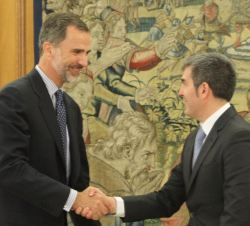 Su Majestad el Rey recibe el saludo del presidente del Gobierno de Canarias, Fernando Clavijo Batlle